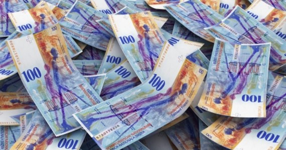 Chorwacki parlament przyjął projekt rządu ws. zamrożenia kursu franka. Chorwackie władze chcą w ten sposób ulżyć ok. 60 tysiącom zadłużonym w szwajcarskiej walucie. Kurs franka ma być przez rok utrzymany na poziomie 6,39 kuny, czyli sprzed gwałtownego skoku w ubiegłym tygodniu.