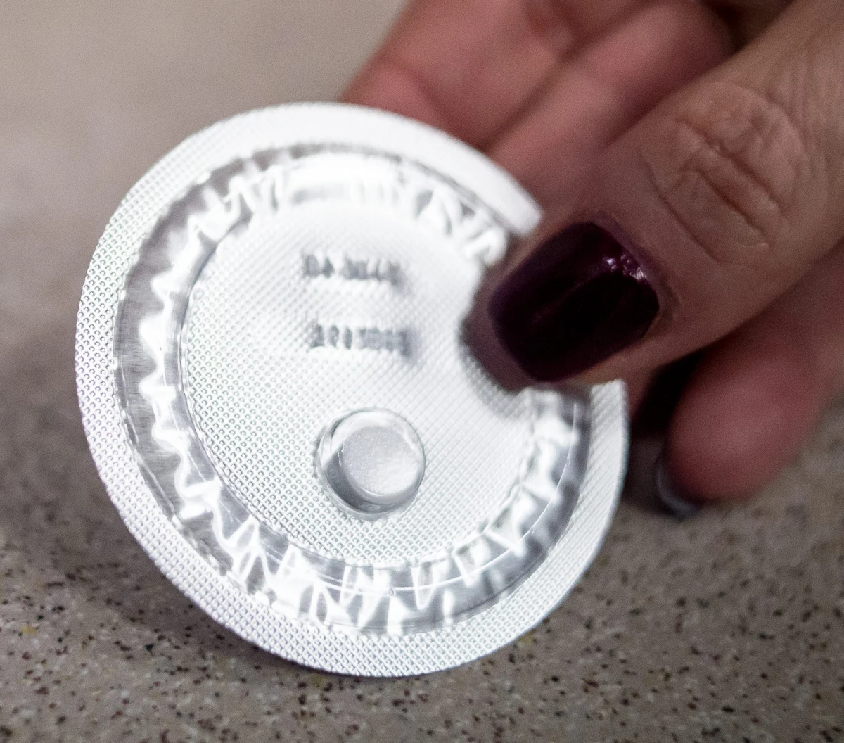 W poniedziałek zapadnie ostateczna decyzja o ograniczeniu w dostępie do pigułki awaryjnej. 15 lat - taką granicę proponują eksperci - konsultanci w dziedzinie ginekologii i endokrynologii oraz  prawnicy z zespołu powołanego przez ministra zdrowia. Wiceminister odpowiedzialny za polityka lekową Igor Radziewicz-Winnicki, w rozmowie z Mariuszem Piekarski przyznaje, ze bariera 15 lat jest najlepsza