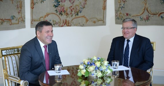 Prezydent Bronisław Komorowski spotkał się z liderami PSL Januszem Piechocińskim i Jarosławem Kalinowskim. Wicepremier przekazał prezydentowi, jaki jest stan konsultacji w PSL ws. kandydata w wyborach prezydenckich.  