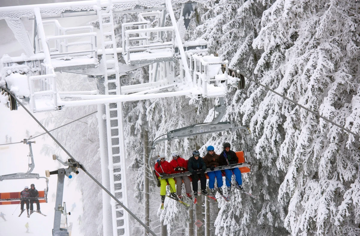Sześciu narciarzy zginęło po przejściu lawiny w francuskich Alpach. Rano ratownicy górscy znaleźli ciała trzech narciarzy. Po kilku godzinach poszukiwań - koleje.