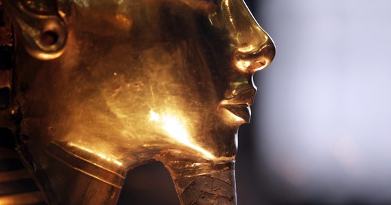 Egipscy śledczy prowadzą dochodzenie w sprawie uszkodzenia wyjątkowego zabytku – pośmiertnej maski faraona Tutanchamona. Maska jest wystawiona w Muzeum Narodowym w Kairze. Odstająca od niej broda została złamana prawdopodobnie podczas czyszczenia. 