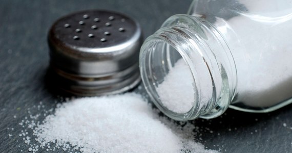 Nadmierne spożycie soli to jedna z przyczyn nadciśnienia. Mimo to czasem trudno nam się powstrzymać. Najnowsze badania kanadyjskich naukowców wskazują, że wina leży po stronie naszego mózgu. 