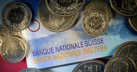 Rząd powinien publicznie piętnować banki, które dalej oszukują klientów zadłużonych we frankach. Kampania informacyjna skierowana do frankowiczów to kolejny pomysł, tym razem Jarosława Gowina, jak pomóc osobom zadłużonym w szwajcarskiej walucie.