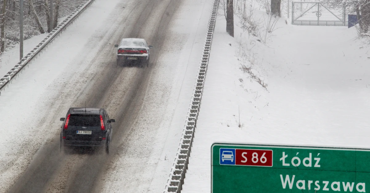 Bardzo trudne warunki na trasach niemal w całej Polsce. Po zmroku temperatura spadła, na drogach jest bardzo ślisko. Miejscami na jezdni zalega pośniegowe błoto. Policjanci apelują o ostrożność i zdjęcie nogi z gazu.