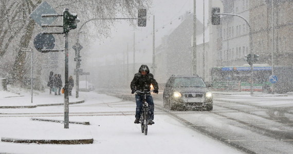 Północno-wschodnie wybrzeże USA, od Filadelfii do Nowego Jorku, przygotowuje się na atak burz śnieżnych. Według meteorologów, w niektórych rejonach może spaść nawet do 90 cm śniegu. 