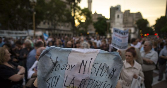 Argentyński dziennikarz Damian Patcher, który - jak się uważa - pierwszy poinformował o tajemniczej śmierci prokuratora Alberto Nismana ogłosił, że z obawy o własne życie wyjechał z Argentyny - podał portal BBC News.