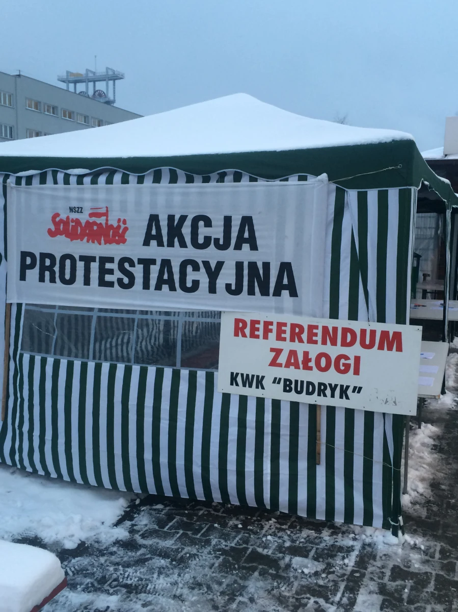Rano przed zakładami Jastrzębskiej Spółki Węglowej rozpoczęło się dwudniowe referendum, w którym pracownicy mają zdecydować, czy chcą rozpocząć akcję protestacyjną. Wyniki mają być znane jutro wieczorem lub w środę rano. Związkowcy są przekonani, że załoga opowie się za podjęciem protestu.  