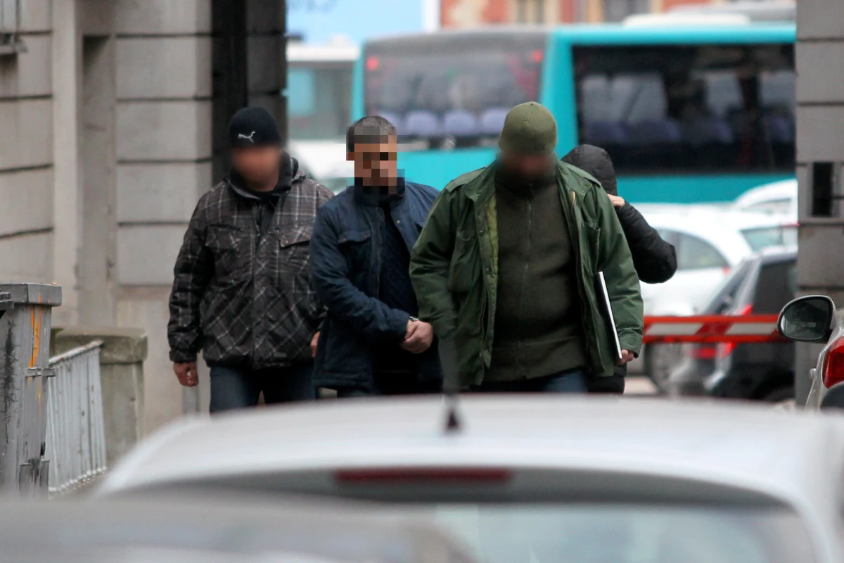 Prokuratorzy szykują wnioski o tymczasowe aresztowanie prezesów dwóch spółek: Skarbiec i Baltic Money. Obie oszukiwały klientów na udzielaniu pożyczek. Podobne wnioski dotyczyć mają też wiceprezesa jednej z nich i księgowy drugiej firmy. Dziś rano cała czwórka została zatrzymana przez pomorską policję. Zdaniem śledczych, którzy postawili zarzuty, podejrzani celowo, dla własnych korzyści, wprowadzali klientów w błąd. Grozi im do 15 lat więzienia.