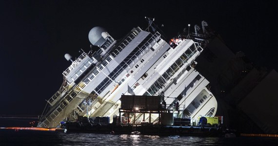 Kary 26 lat i trzech miesięcy więzienia zażądał prokurator dla kapitana statku Costa Concordia, Francesco Schettino, oskarżonego o spowodowanie katastrofy tego wycieczkowca, w której śmierć poniosły 32 osoby.