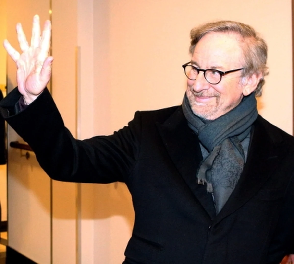 Steven Spielberg – znany reżyser i scenarzysta, zdobywca Oscara za film "Lista Schindlera" - przyjechał do Polski. We wtorek Amerykanin weźmie udział w uroczystościach upamiętniających 70. rocznicę wyzwolenia niemieckiego obozu Auschwitz. 