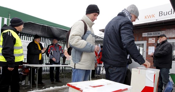 Zaostrza się spór w Jastrzębskiej Spółce Węglowej. 10 związkowców z kopalni "Budryk" dostało zawiadomienie o możliwości dyscyplinarnego zwolnienia z pracy. 