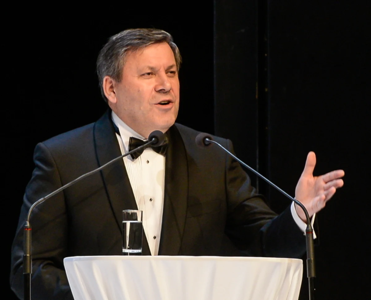 „Moja żona codziennie dziękuje Bogu, że nie jestem z prawicy” – powiedział wicepremier i szef PSL Janusz Piechociński w rozmowie z „Faktem”. „Na tle innych polityków zyskałem w jej oczach” – podkreśla. 