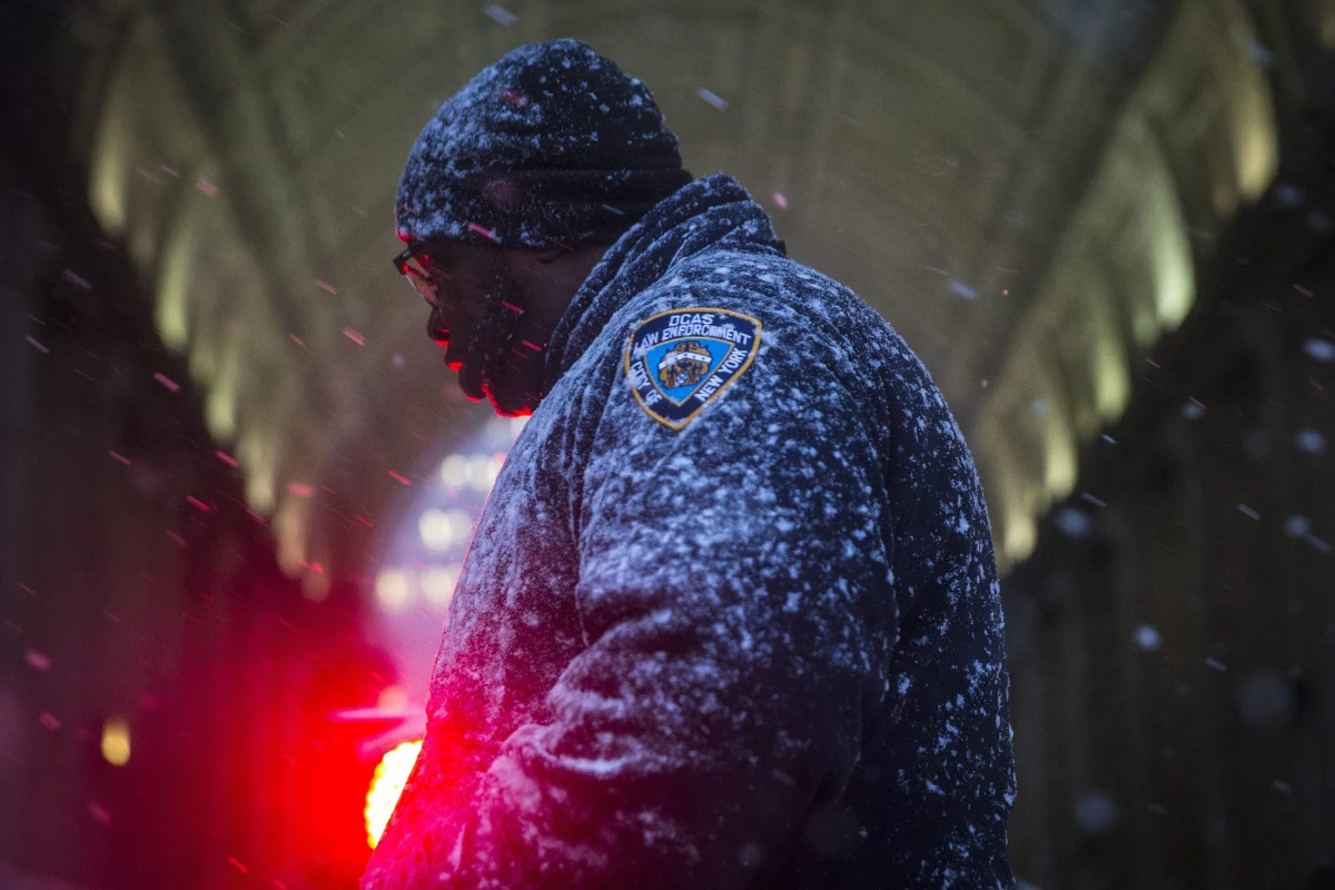 W oczekiwaniu na nadejście potężnej śnieżycy, o godz. 23 (godz. 5 czasu polskiego) w wielu miastach na Wschodnim Wybrzeżu USA zaczął obowiązywać zakaz ruchu samochodów. Zwykle tętniący życiem Nowy Jork opustoszał; po ulicach jeżdżą głównie pługi śnieżne. O godz. 23 przestało działać nowojorskie metro, nie jeździły autobusy, mosty ma Manhattanie były pozamykane, a tysiące lotów zostało odwołanych.