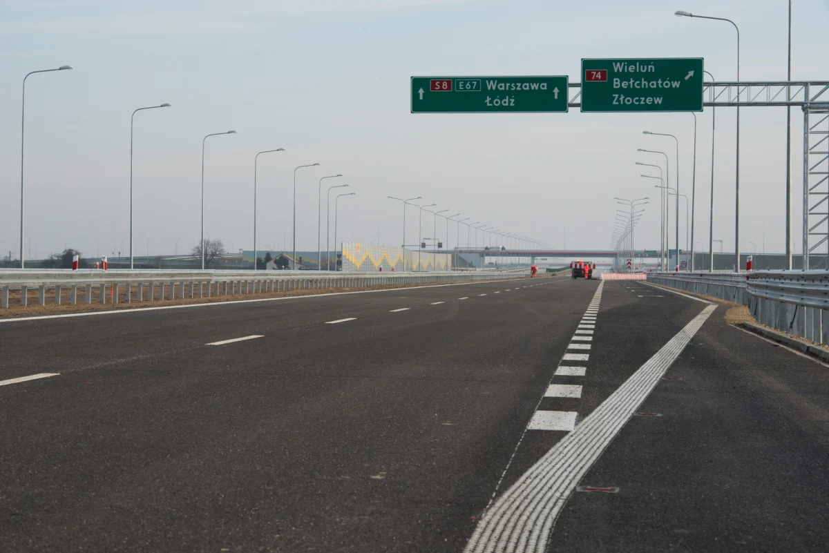 Na ponad 130 kilometrowym odcinku drogi ekspresowej S8 z Wrocławia do Łodzi brakuje stacji benzynowych. Na całej trasie jest tylko jedno miejsce tankowania paliw, niedaleko dolnośląskiej stolicy - zwracają uwagę kierowcy, którzy alarmują nas na Gorącą Linię RMF FM. "Firmy prawdopodobnie ze względów ekonomicznych nie są zainteresowane takimi inwestycjami" - odpowiada Generalna Dyrekcja Dróg Krajowych i Autostrad.