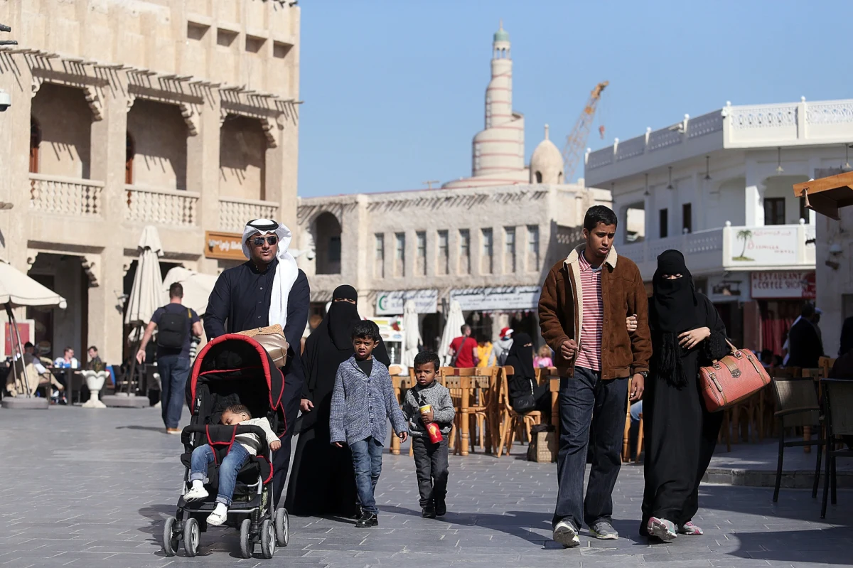 Po ogromnych emocjach sportowych i awansie biało-czerwonych do ćwierćfinału mistrzostw świata proponuję Wam, w ramach odpoczynku od nerwowego wyczekiwania na końcową syrenę rozmowę, z kimś, kto mieszka w Katarze na co dzień. Aneta Popiel przyjechała tutaj w poszukiwaniu pracy (szybko znalazła) i jak mówi, nie żałuje swojej decyzji.