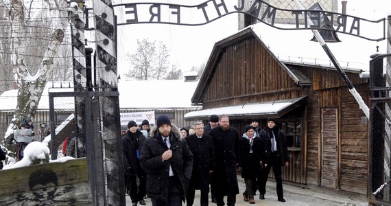 "Nie wysyłaliśmy specjalnych zaproszeń dla rodzin więźniów Auschwitz". Tak nieobecność na odchodach 70. rocznicy wyzwolenia byłego obozu koncentracyjnego najbliższych rotmistrza Witolda Pileckiego komentuje dyrektor Muzeum Piotr Cywiński. Zofia Pilecka w rozmowie z RMF FM podkreśla, że dziś powinna być w Auschwitz. Ale sama nie może się zapraszać. 