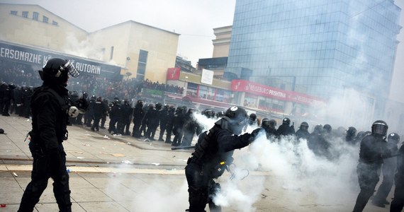 W starciach policji z kosowskimi Albańczykami podczas antyrządowej demonstracji w Prisztinie rannych zostało ponad 80 osób, w tym 56 policjantów. Protestujący domagali się dymisji serbskiego ministra w kosowskim rządzie.