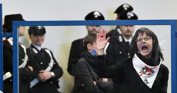Sąd w Turynie skazał na kary więzienia 47 uczestników gwałtownych protestów przeciwko budowie kolei dużych prędkości. Starcia przeciwników kolei Turyn-Lyon odbyły się latem 2011 roku w Valle di Susa w Piemoncie. Rannych zostało wtedy 180 policjantów. Łączna suma kar dla wszystkich oskarżonych to 140 lat więzienia.