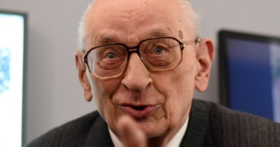 „O Auschwitz należy mówić wszędzie” - powiedział w Łodzi prof. Władysław Bartoszewski wyjaśniając, dlaczego nie było go na obchodach 70. rocznicy wyzwolenia obozu. Dodał, że Auschwitz-Birkenau jest symbolem początku ludobójstwa.