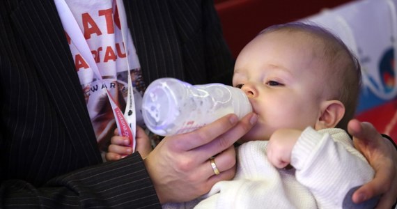 „Liczba ojców na dwutygodniowych urlopach przysługujących po urodzeniu dziecka wzrosła w ubiegłym roku ponadczterokrotnie” – informuje „Rzeczpospolita”. „Polscy ojcowie biją ten rekord co roku, ale najnowszy robi największe wrażenie” - tłumaczy. 