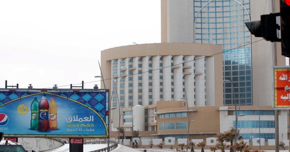 Atak na luksusowy hotel w centrum Trypolisu. Zabitych zostało co najmniej dziewięć osób, w tym pięciu cudzoziemców. Przed hotelem wybuchła też bomba.