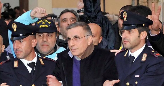 Michele Zagaria, boss neapolitańskiej mafii, który przez lata ukrywał się przed policją, kontaktował się ze wspólnikami wyłącznie przez domofony. Sieć zamontowali jego technicy. Mafioso nigdy nie korzystał z telefonu, dzięki temu policji nie udało się go podsłuchać. 