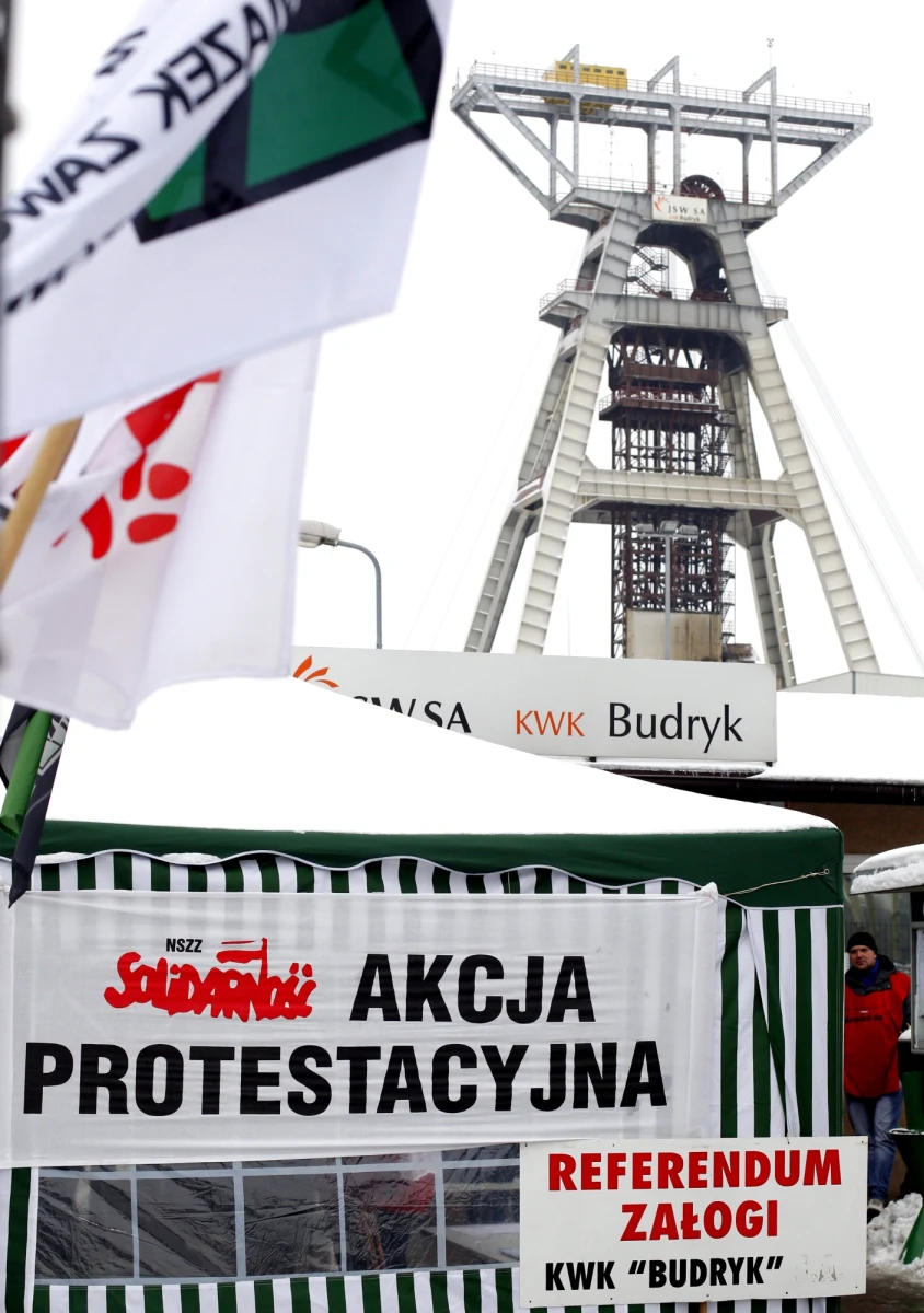 Załogi przychodzą do pracy, nie pracują, po 8 godzinach idą do domu i wtedy przychodzą protestować następni. Tak dziś wygląda strajk w kopalniach Jastrzębskiej Spółki Węglowej. Związkowcy żądają m.in. odwołania zarządu i rezygnacji ze zwolnienia związkowców z kopalni Budryk.