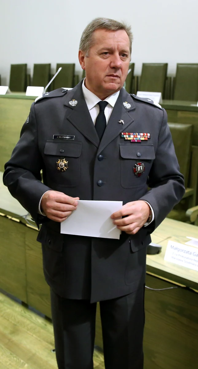 Prokuratura z urzędu sprawdza czy wszcząć śledztwo w sprawie przekroczenia uprawnień przez szefa Służby Więziennej gen. Jacka Włodarskiego, który podał się do dymisji. Decyzję o rezygnacji motywował on względami osobistymi - mówi minister sprawiedliwości Cezary Grabarczyk. 