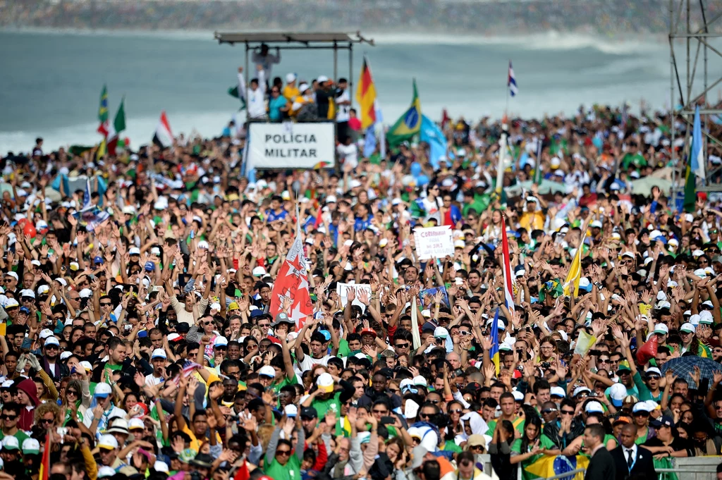 Rio de Janeiro, Copacabana - uczestnicy Światowych Dni Młodzieży przed finałową mszą św. koncelebrowaną przez papieża Franciszka