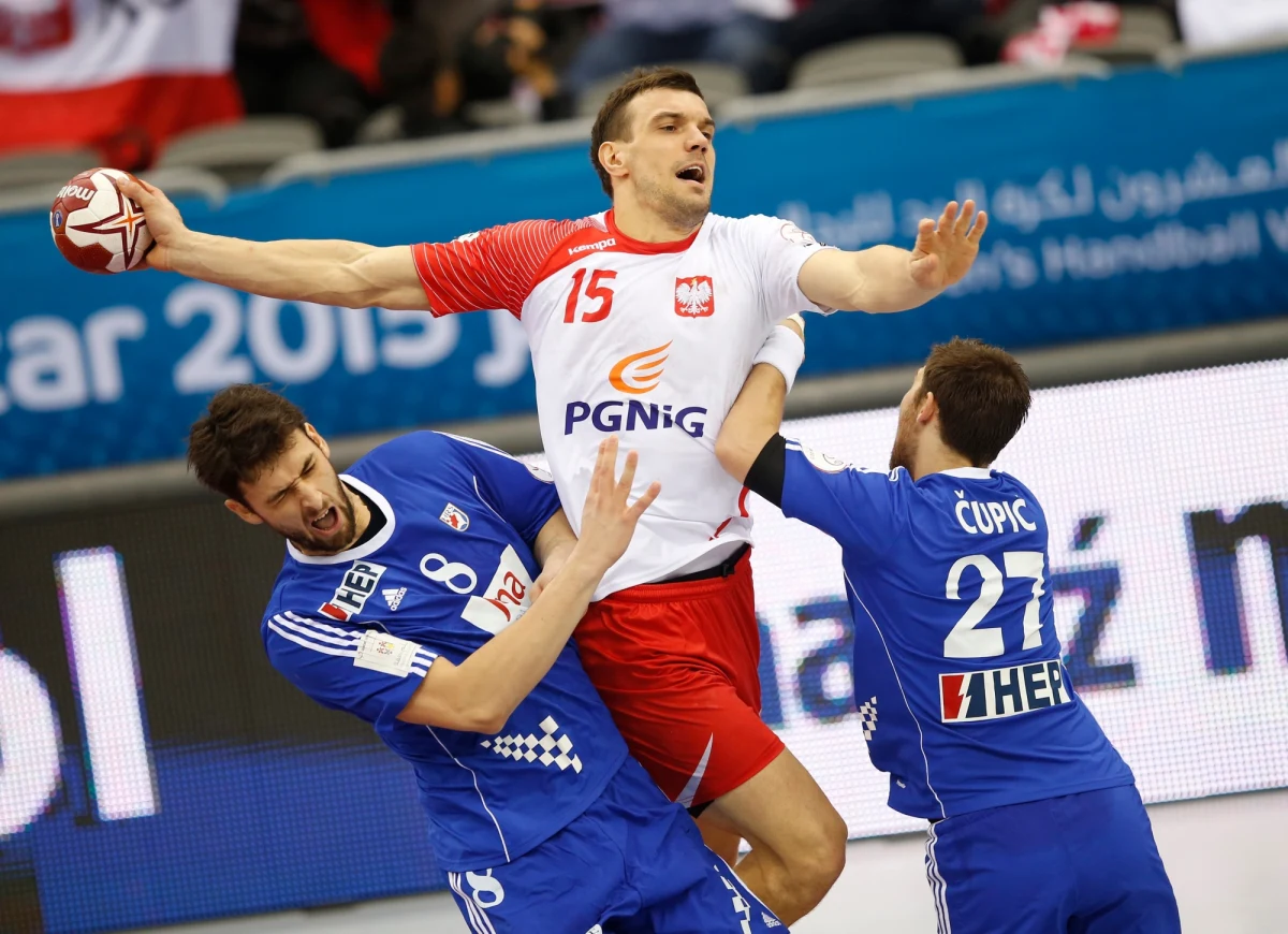 Polscy piłkarze ręczni pokonali Chorwatów 24:22 i awansowali do półfinału mistrzostw świata rozgrywanych w Katarze. W piątek podopieczni Michaela Bieglera powalczą o finał z Katarczykami. 