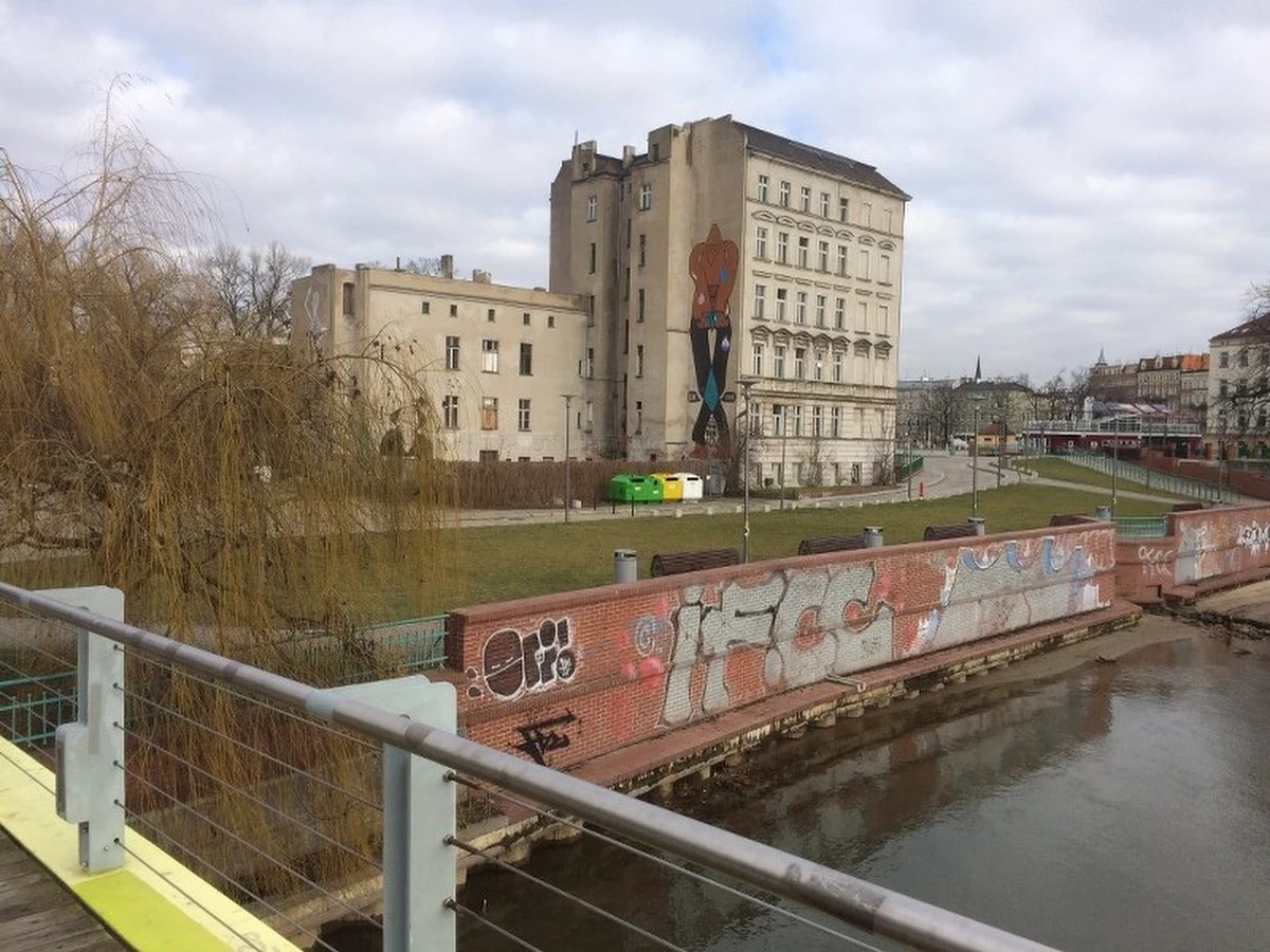 Ponad dwa tysiące osób podpisało się pod petycją przeciwko sprzedaży jedynej na Wyspie Słodowej we Wrocławiu kamienicy. Miasto chce sprzedać obiekt za ponad siedem milionów złotych. Mieszkańcy boją się, że w budynku powstanie hotel, a sprzedaż kamienicy to początek prywatyzacji wyspy. Prezydent Wrocławia uspokaja – wyspa zostanie dostępna dla wrocławian.