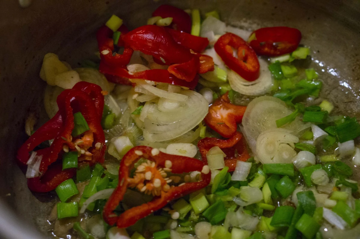 Lawinowy wzrost cen w Rosji. Prokuratura - której polecono sprawdzenie sklepów - ujawniła, że papryka, ogórki i kapusta podrożały od sierpnia zeszłego roku o 654 procent. To dane z obwodu saratowskiego, ale drożyzna paraliżuje cały kraj. 