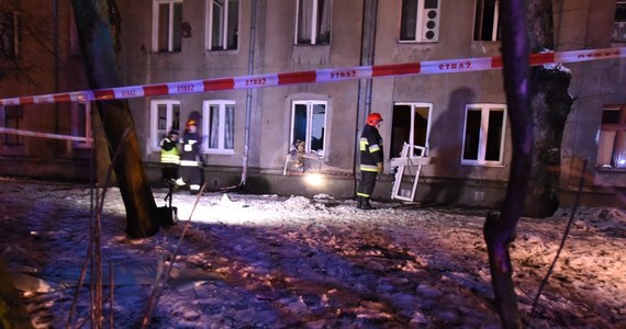 Trzy osoby zostały ranne, w tym jedna ciężko, po wybuchu 11-kilogramowej butli z gazem w kamienicy w centrum Łodzi. Ewakuowano około 40 mieszkańców.