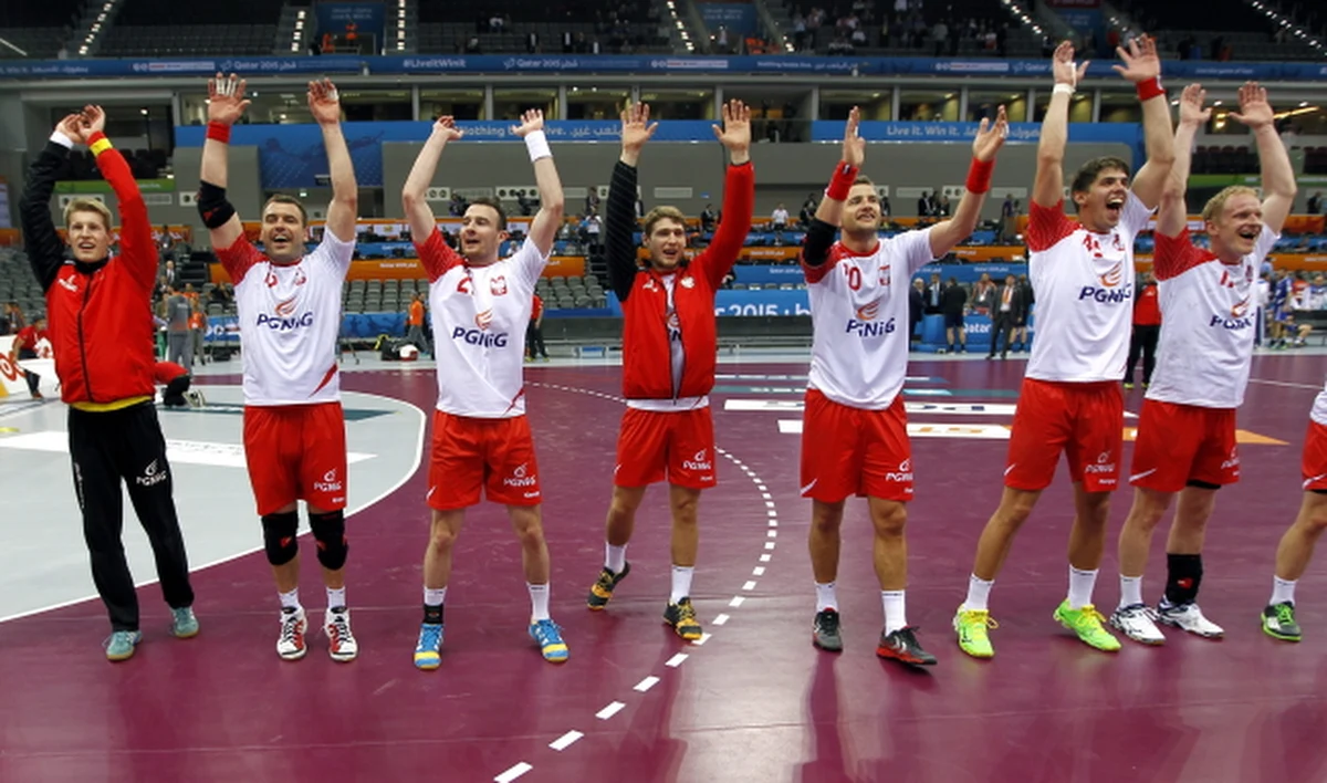Polscy piłkarze ręczni pokonali Chorwatów i awansowali do półfinału mistrzostw świata, w którym zmierzą się z Katarczykami. "Wiedzieliśmy, że może pięknej piłki ręcznej nie będziemy grali, ale wolą walki można zdziałać cuda i przenosić góry" - mówił po meczu Michał Jurecki - rozgrywający biało-czerwonych. "Narzekać nie możemy, bo jesteśmy w półfinale mistrzostw świata" - dodał. 