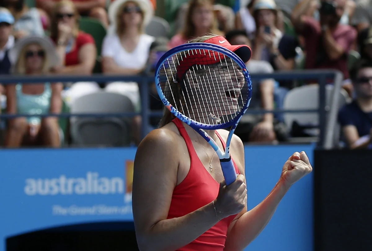 Rozstawiona z numerem drugim Maria Szarapowa pokonała w "rosyjskich derbach" Jekaterinę Makarową (10.) 6:3, 6:2 w półfinale Australian Open. Wiceliderka rankingu tenisistek po raz czwarty zagra w decydującym spotkaniu wielkoszlemowej imprezy w Melbourne.