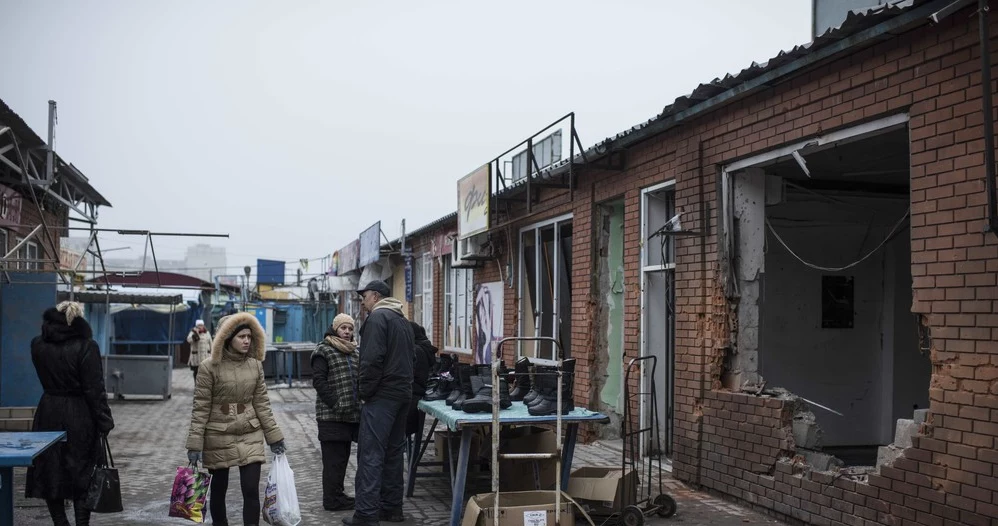 Ukraińcy masowo uciekaję z terenów ogarniętych wojną, na zdj. Mariupol po ostrzale