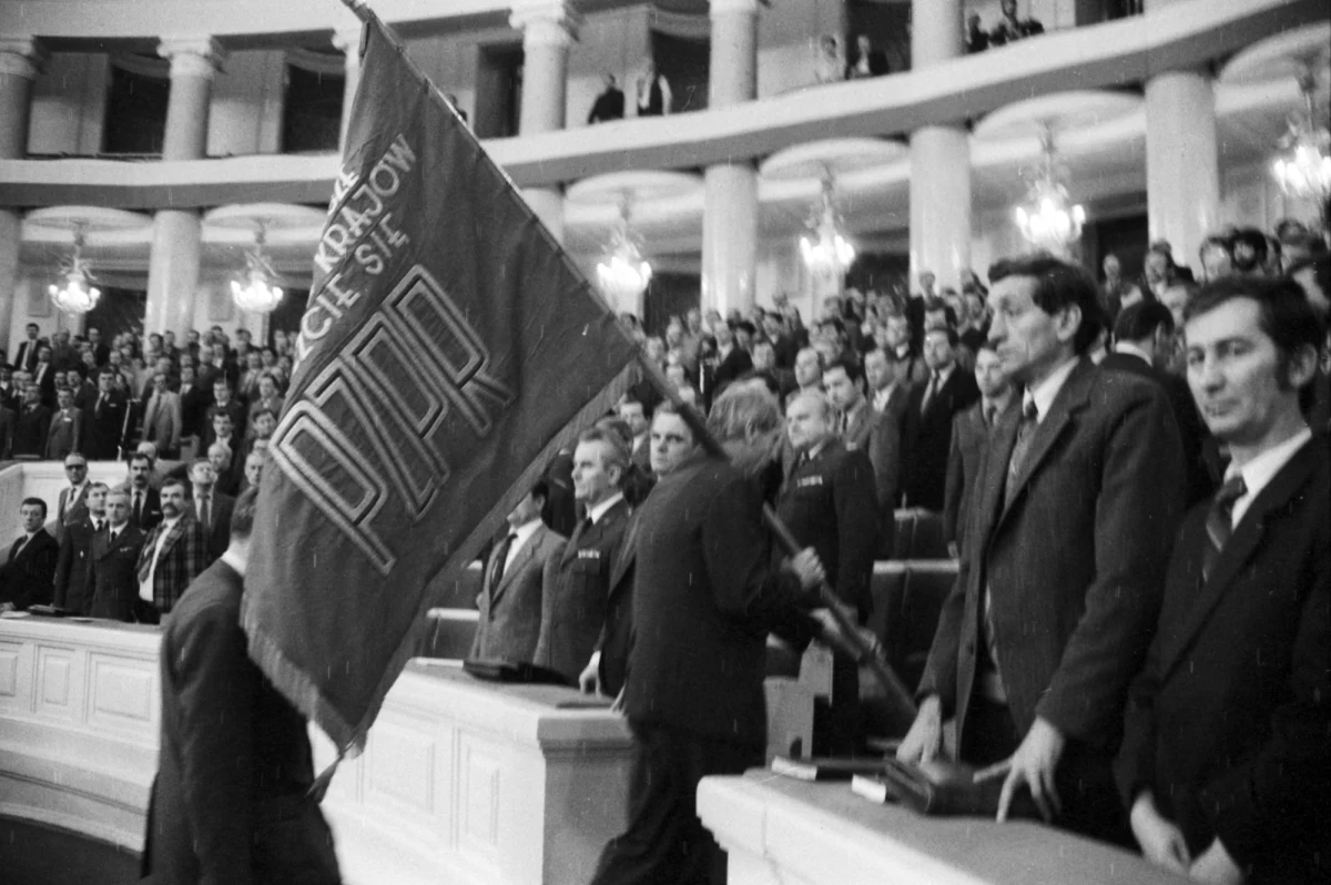 29 stycznia 1990 roku uczestnicy XI Zjazdu PZPR przyjęli uchwałę o zakończeniu działalności partii niepodzielnie rządzącej przez ponad 40 lat. Uroczyście wyprowadzono sztandar ugrupowania. Gdzie teraz jest - nie wiadomo.