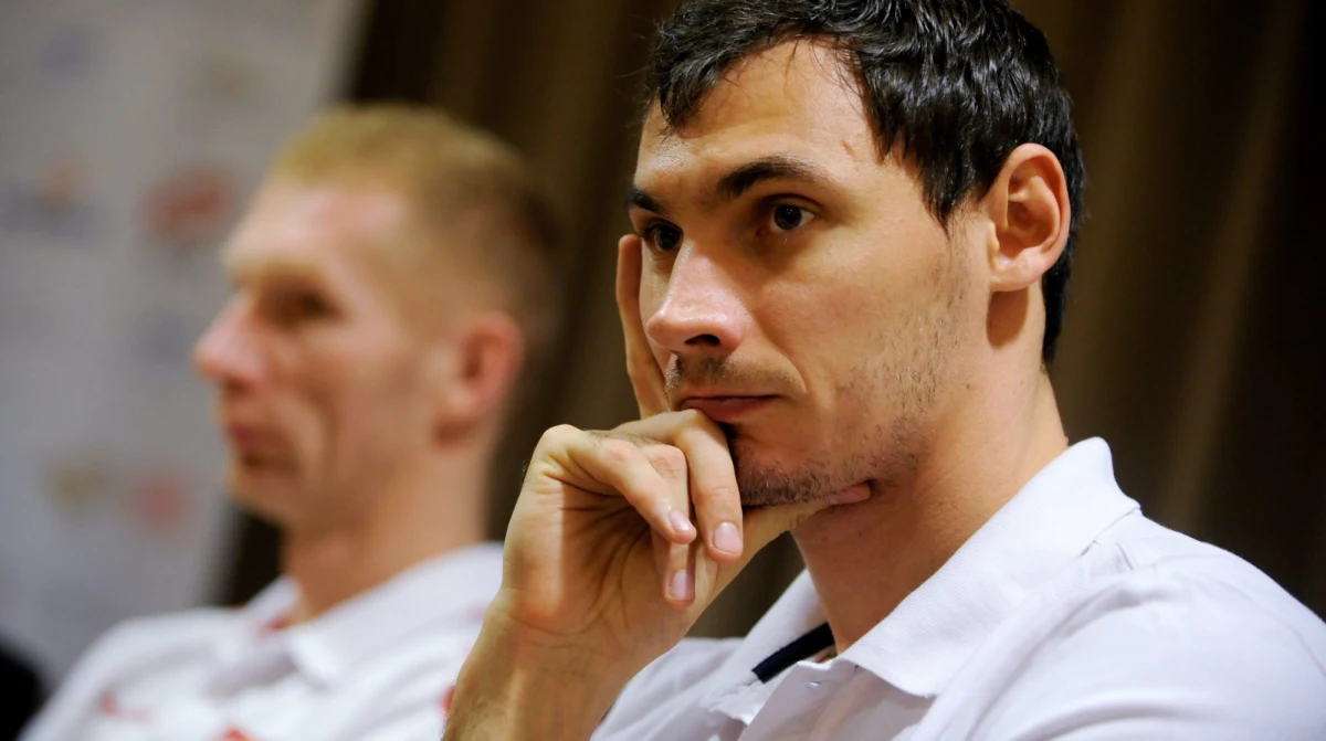 Krzysztof Lijewski to największy pechowiec w naszej reprezentacji. Z powodu kontuzji stopy walkę kolegów ogląda z ławki rezerwowych. W innych okolicznościach na pewno by grał. W dwóch pierwszych meczach turnieju był najlepszym strzelcem biało-czerwonych. "Teraz już wiem co czują kibice. Oglądanie naszych meczów wyzwala skrajne emocje" - mówi w rozmowie ze specjalnym wysłannikiem RMF FM do Kataru. 