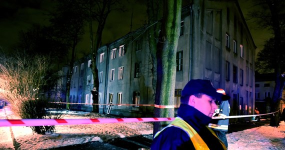 Pierwsi lokatorzy kamienicy przy Al. Piłsudskiego w Łodzi wracają do swoich mieszkań. Wczoraj w jednym z lokali wybuchła butla gazowa. Ewakuowano 40 osób. 