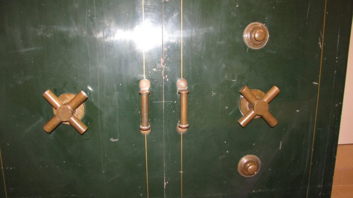 100-letnia kasa pancerna znaleziona w małopolskiej Bochni nadal zamknięta. Już drugi kasiarz próbuje otworzyć potężny sejf, znajdujący się w nowej siedzibie straży miejskiej. Nikt nie wie, kiedy kasa została tam zamontowana i co znajduje się w środku.