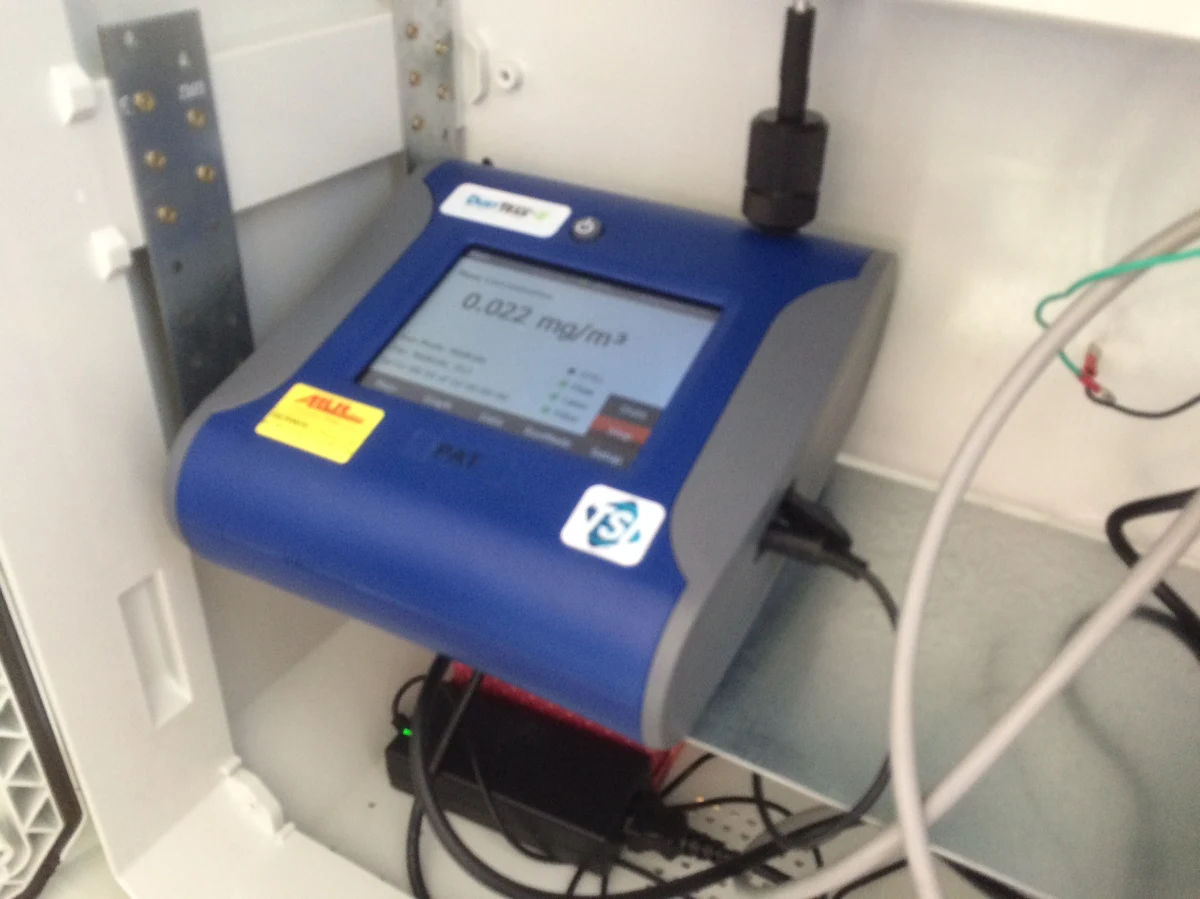 System pomiaru zanieczyszczenia powietrza na Dolnym Śląsku jest dziurawy. Urządzeń brakuje w kurortach, uzdrowiskach i centrach miast. Przykładem jest Wrocław, gdzie sprzęt jest umieszczony na obrzeżach miasta – ostrzegają ekolodzy. Grupa sprawdziła stężenie pyłów w centrum dolnośląskiej stolicy. Wyniki były blisko dwukrotnie wyższe od tych z urządzeń Wojewódzkiego Inspektoratu Ochrony Środowiska. 