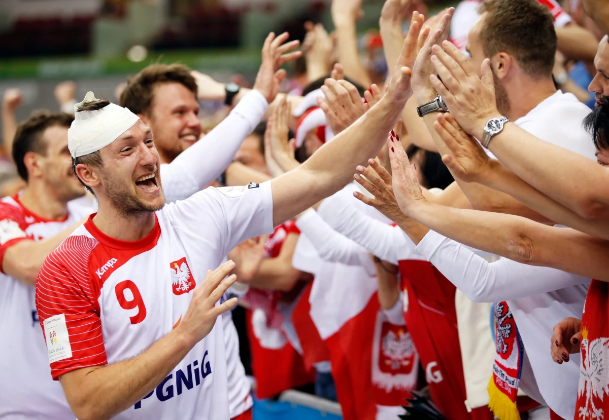 Po fantastycznym zwycięstwie nad Chorwacją nasi szczypiorniści zagrają w piątek w półfinale mistrzostw świata z gospodarzami turnieju - Katarem. Zwycięstwo pozwoli im powalczyć o złoto. Czego w tym momencie potrzebują najbardziej? Naszego głośnego wsparcia! RMF FM, TVP INFO i miasto Kraków zapraszają do największej strefy kibica w Polsce. Wspólnie będziemy oglądać ten pojedynek na olbrzymim telebimie.
