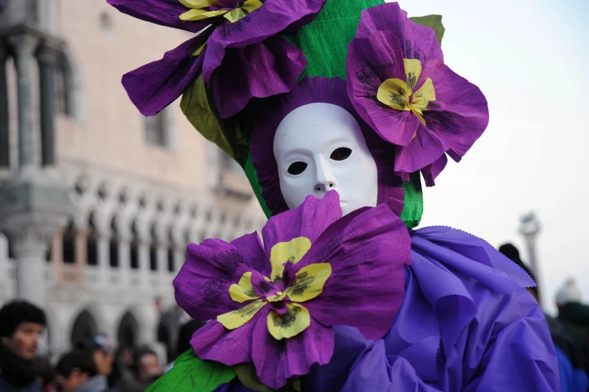 Karnawał wenecki to największa i najstarsza zabawa uliczna w Europie. Rozpoczyna się 31 stycznia i trwa do 17 lutego. 