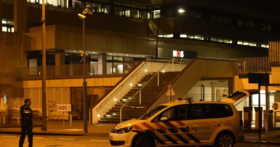 Uzbrojony mężczyzna wtargnął do siedziby holenderskiej telewizji NOS w mieście Hilversum w środkowej Holandii i zażądał czasu antenowego. Napastnika po chwili aresztowano. Na razie nie ma doniesień o ewentualnych ofiarach. 