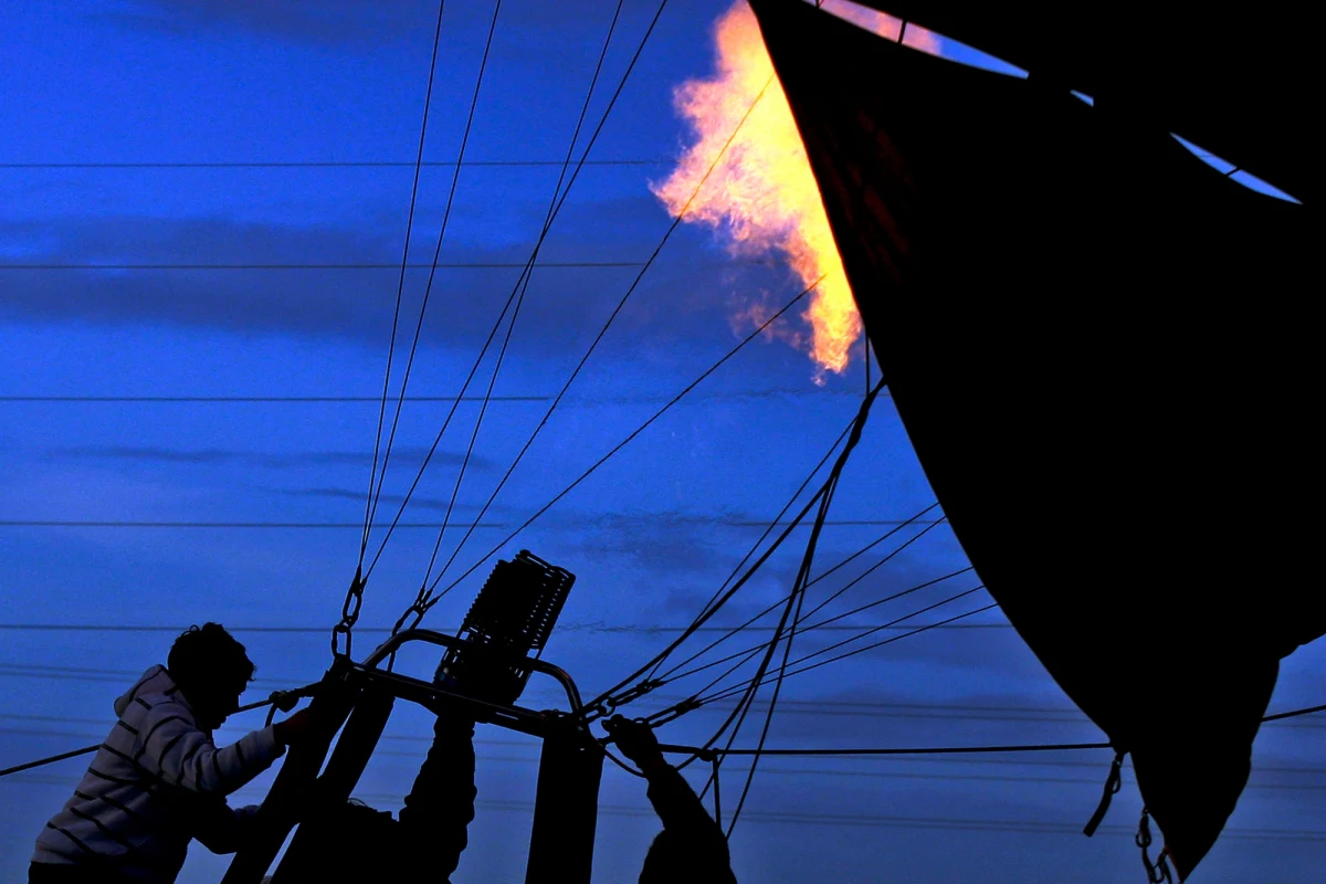 Dwóch pilotów szybujących nad Oceanem Spokojnym pobiło dotychczasowy rekord w odległości lotu balonem gazowym. Amerykanin i Rosjanin przebyli już prawie 8,5 tys. km i zbliżają się do zachodniego wybrzeża Meksyku.