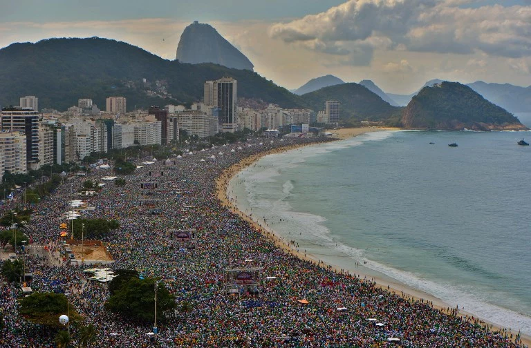 Copacabana, uczestnicy finałowej mszy św. w czasie ŚDM w Rio de Janeiro