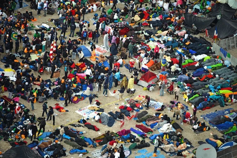 Zwykle po sobotnim czuwaniu młodzi nie opuszczają go aż do niedzielnej mszy z papieżem, na zdj. Copacabana w sobotę wieczorem w trakcie ŚDM w Brazylii