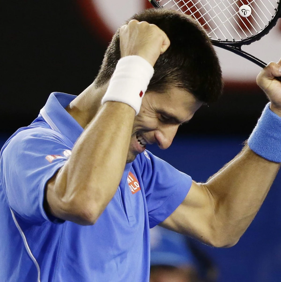 Najwyżej rozstawiony Novak Djoković pokonał broniącego tytułu Szwajcara Stana Wawrinkę (4.) 7:6 (7-1), 3:6, 6:4, 4:6, 6:0 w półfinale Australian Open. Serbski tenisista piąty raz wystąpi w decydującym spotkaniu wielkoszlemowej imprezy w Melbourne.