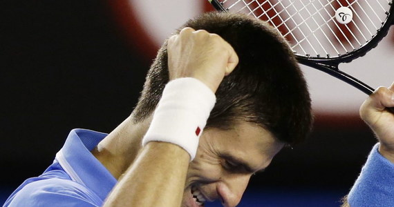Najwyżej rozstawiony Novak Djoković pokonał broniącego tytułu Szwajcara Stana Wawrinkę (4.) 7:6 (7-1), 3:6, 6:4, 4:6, 6:0 w półfinale Australian Open. Serbski tenisista piąty raz wystąpi w decydującym spotkaniu wielkoszlemowej imprezy w Melbourne.