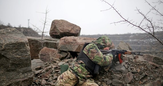 Przywódcy samozwańczej Donieckiej Republiki Ludowej stawiają ultimatum oddziałom ukraińskiej armii walczącym w rejonie Debalcewa. Żądają, by natychmiast złożyły broń. Twierdzą, że okrążyli tam co najmniej 8 tysięcy żołnierzy. Na pozycje obrońców spada teraz grad pocisków artyleryjskich.  
Separatyści twierdzą też, że siły rządowe ostrzelały Donieck zabijając 7 cywilów.
